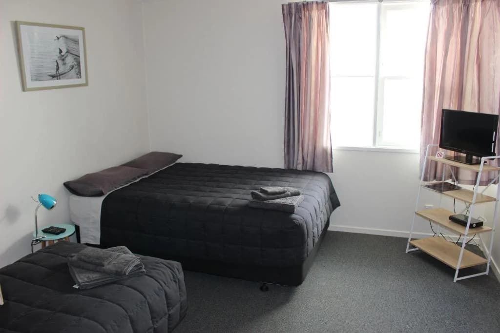 Triple and quad family room with queen and single beds