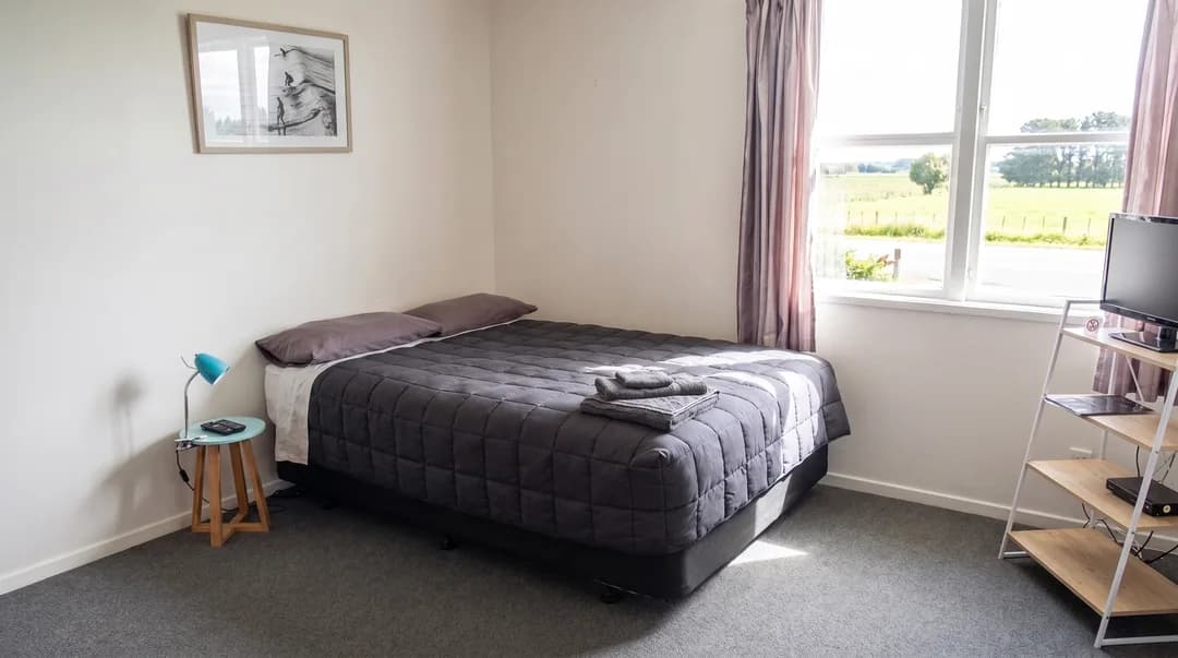 A guest room at Three Furlongs with a queen and single bed