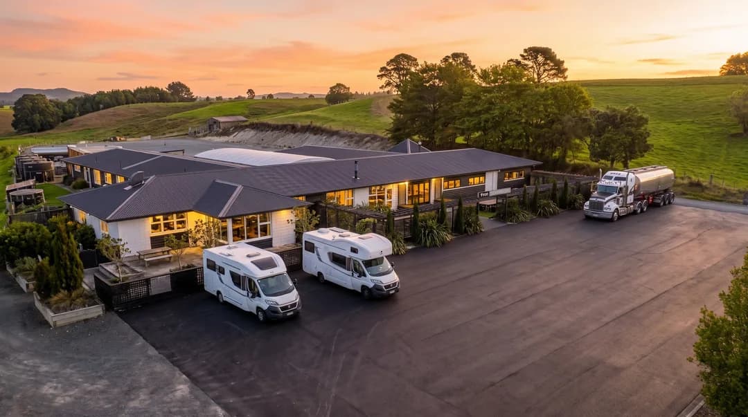 Truck and motorhome parking at Three Furlongs on State Highway 1